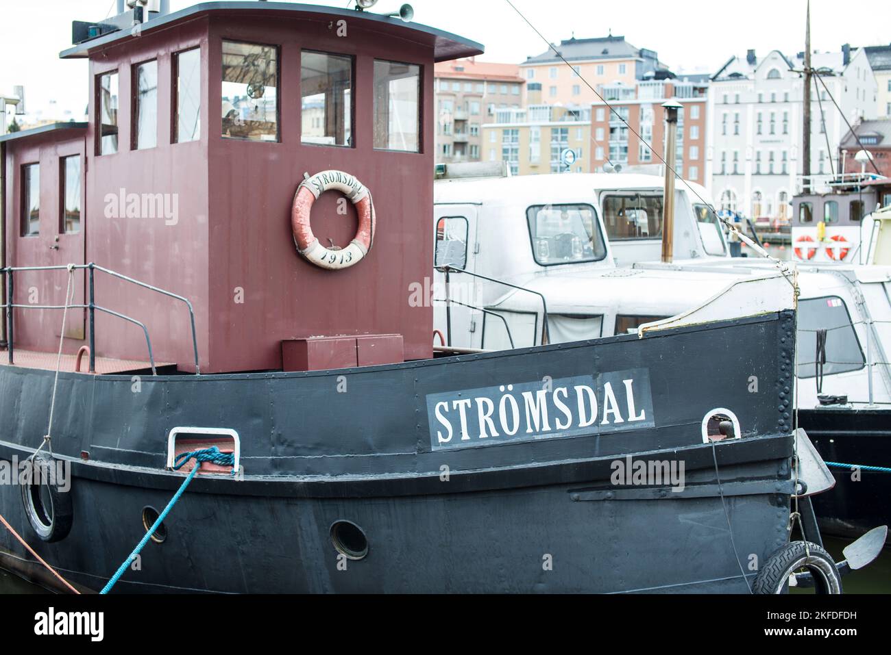 Imbarcazione da lavoro tradizionale, porto di Helsinki, Finlandia Foto Stock