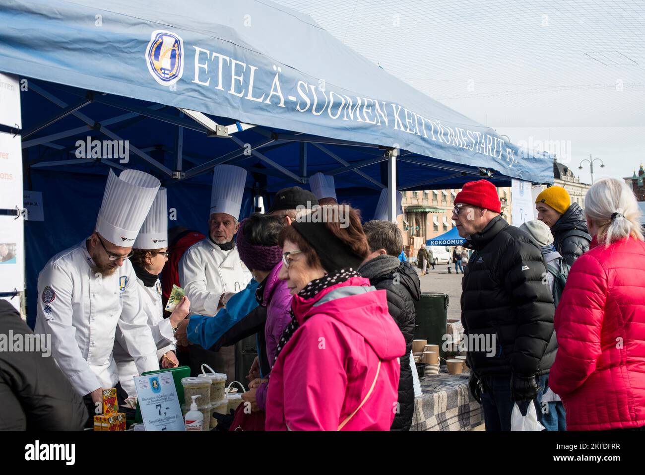 Stand gastronomico presso il mercato all'aperto, molo di Helsinki Foto Stock