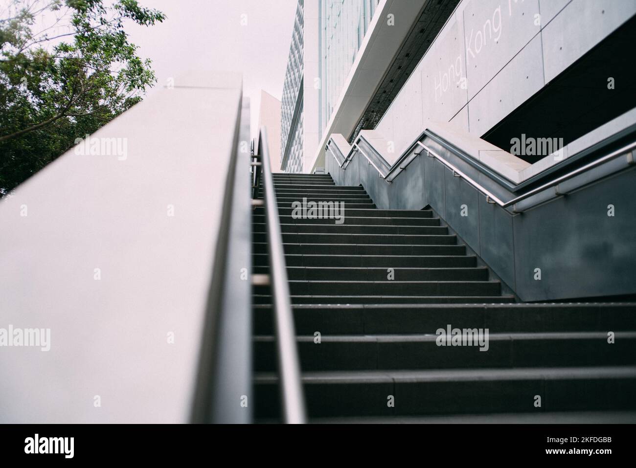 Un'inquadratura a basso angolo delle scale al museo d'arte di Hong Kong Foto Stock