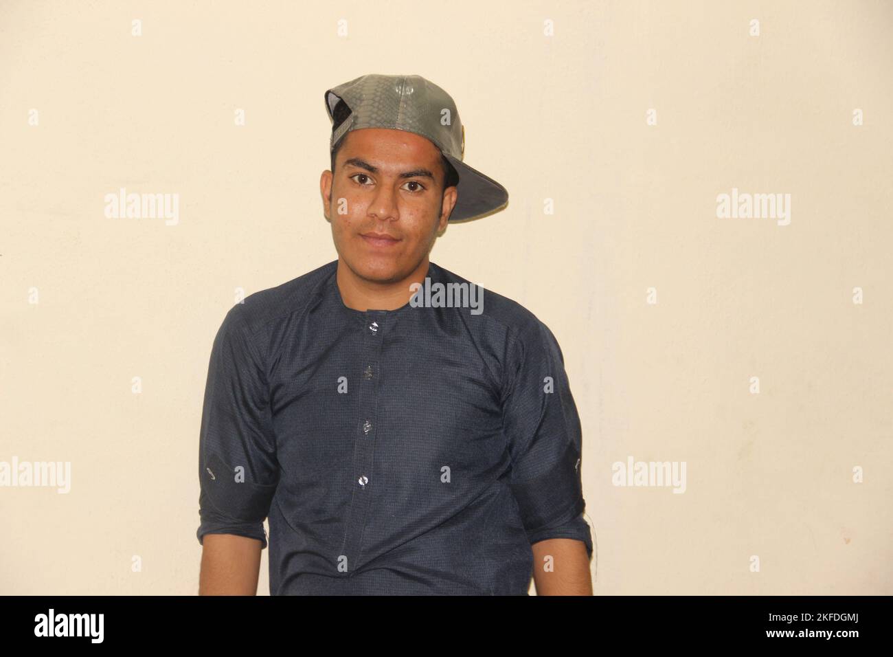 Spintoni giovane uomo che indossa abiti tradizionali pakistani, e cappello elegante, Peshawar, Pakistan, Khyber agenzia, marzo 2020. Foto Stock