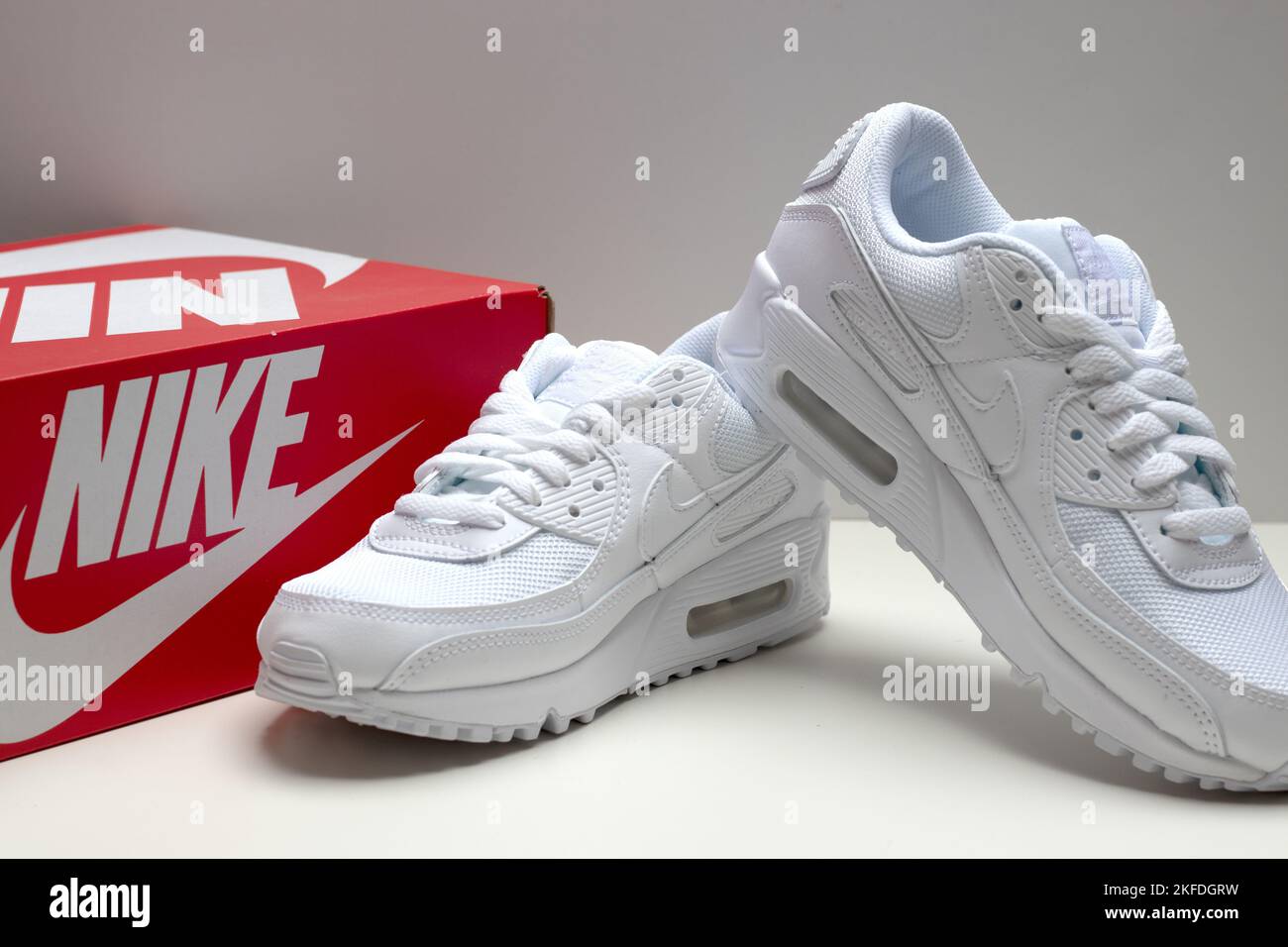 Un primo piano delle sneaker Nike Air Max 90 triple white. Foto Stock
