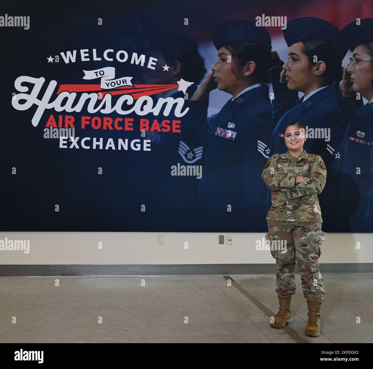 Staff Sgt. Alexandra Berumen-Alcaraz, 66th forze di sicurezza Squadron NCO responsabile dell'amministrazione, si trova di fronte a una grande foto esposta nella lobby della Borsa principale presso la base dell'aeronautica di Hanscom, Mass., 9 settembre. L'immagine di Hanscom AFB Airmen che saluta durante l'inno nazionale è stata presa al Fenway Park a Boston lo scorso anno. Foto Stock