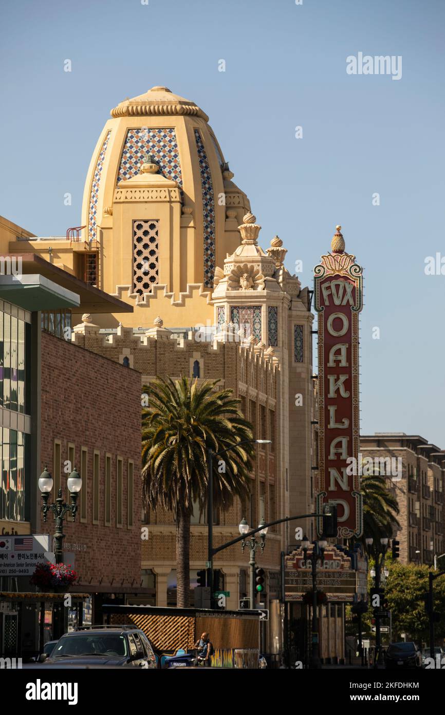 Oakland, California, USA - 7 luglio 2021: Sunlight illumina lo storico teatro Fox Oakland nel centro città. Foto Stock