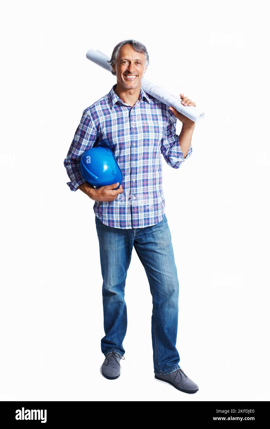 Bell'architetto sorridente con BluePrint. Tutta la lunghezza di un bell'architetto sorridente che regge il blueprint e il casco protettivo su sfondo bianco. Foto Stock