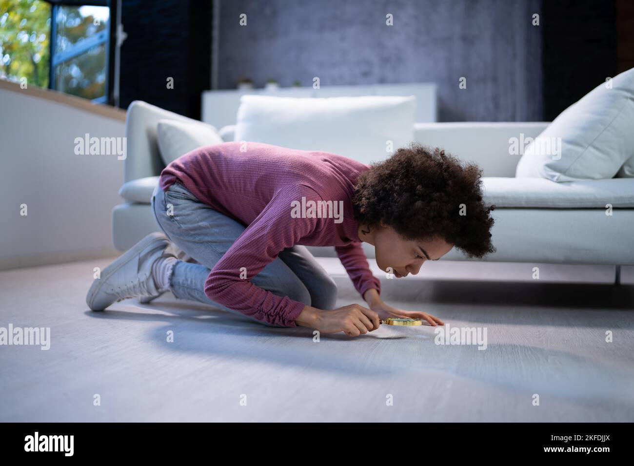 Disturbo compulsivo ossessionato. Donna perfezionista pulizia pavimento casa Foto Stock