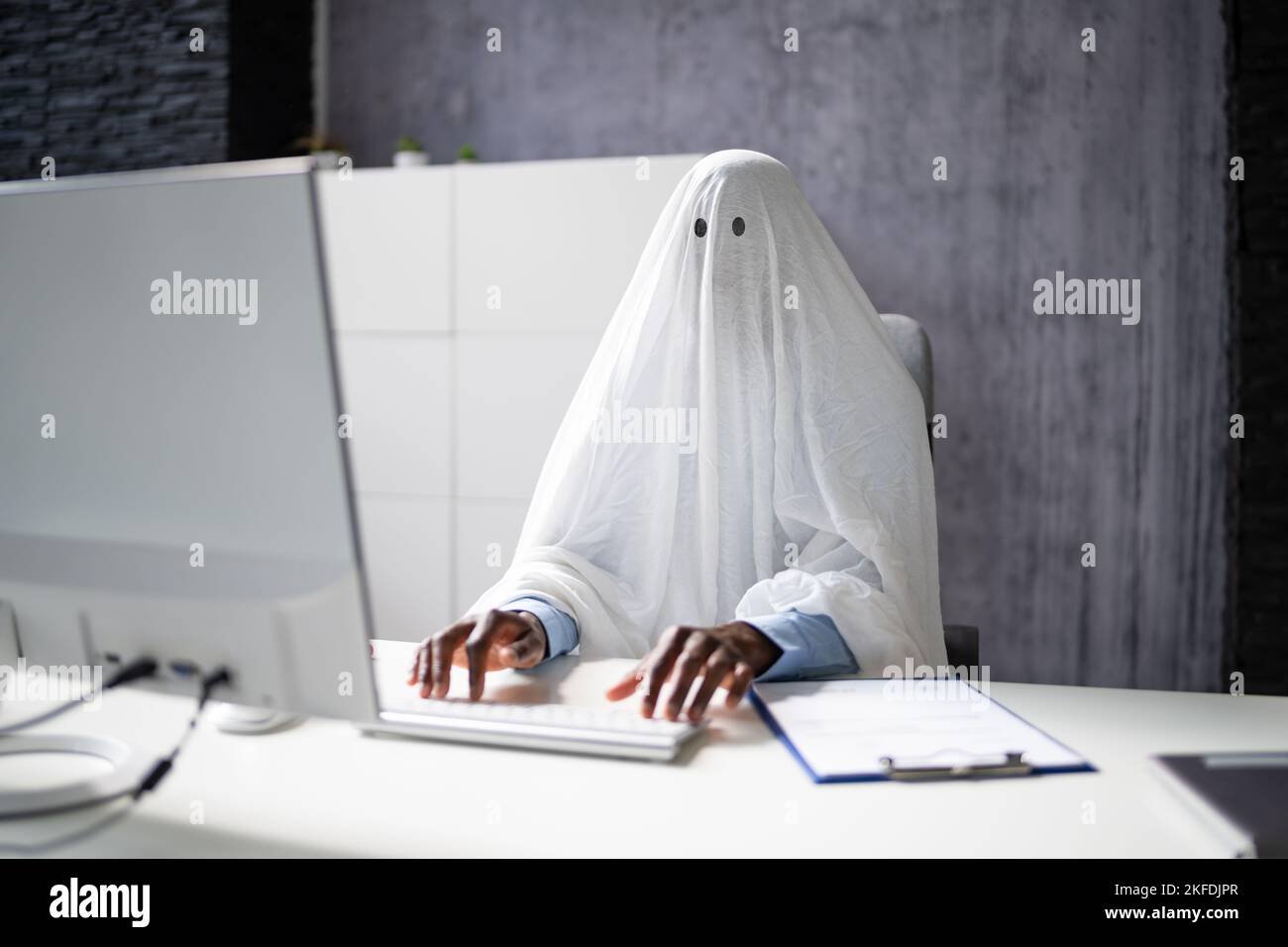 Ghostwriter in ufficio. Creative Ghost Writer utilizzando il computer Foto Stock