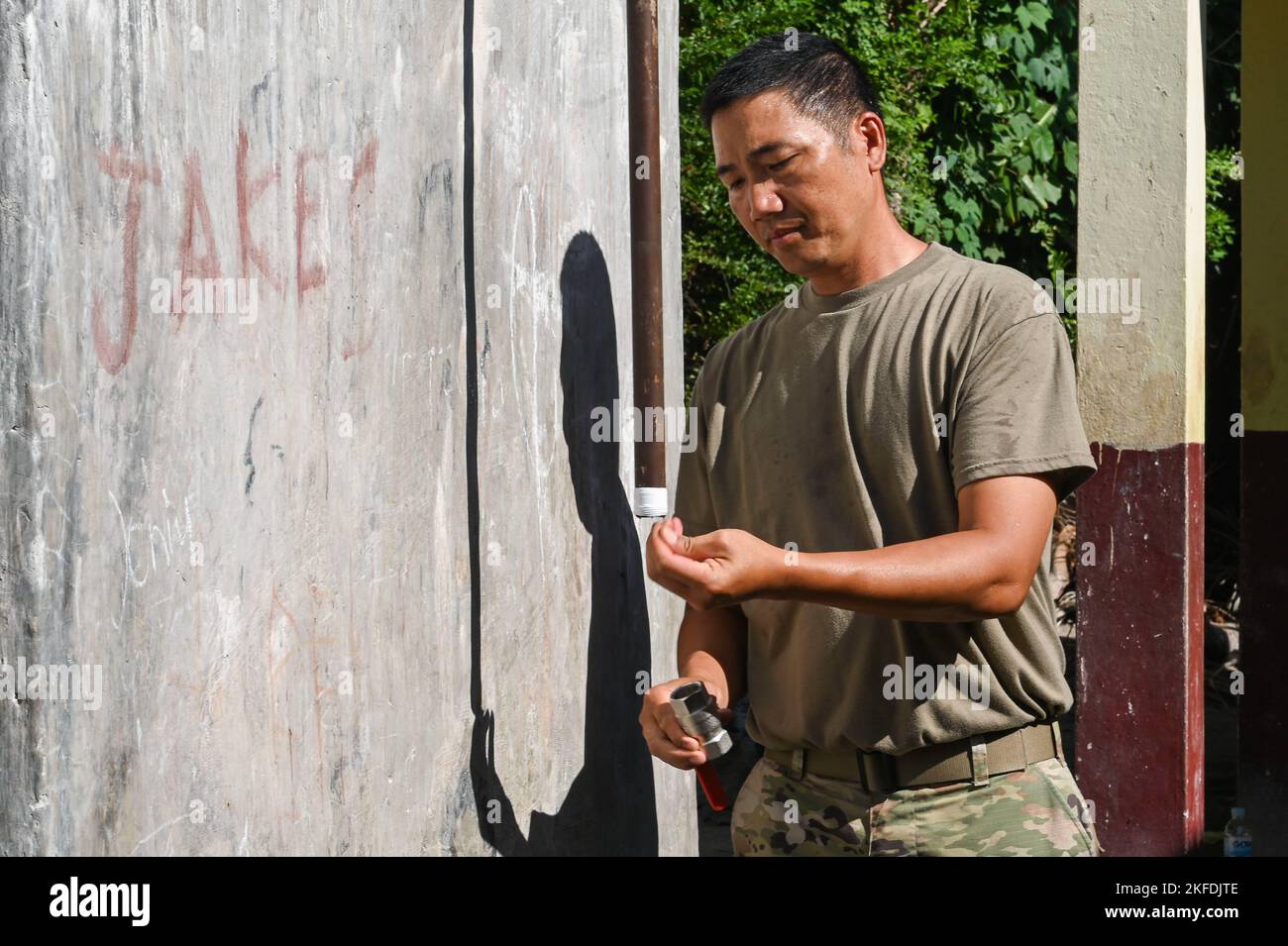 Un ingegnere civile militare degli Stati Uniti avvolge il nastro di Teflon intorno ad un tubo durante i lavori di ristrutturazione di una scuola come parte di Pacific Angel 22-4 a Baucau, Timor-Leste, 10 settembre 2022. L'operazione è prevista per il 12-17 settembre e si concentrerà sul rafforzamento delle capacità attraverso il potenziamento dei servizi sanitari, progetti di costruzione di programmi di azione civica ingegneristici e scambi di esperti in materia. Pacific Air Forces partecipa a PAC ANGEL 22-4 al fine di promuovere l'interoperabilità e costruire partnership consolidate tra le nostre forze militari e i nostri alleati e partner. Foto Stock