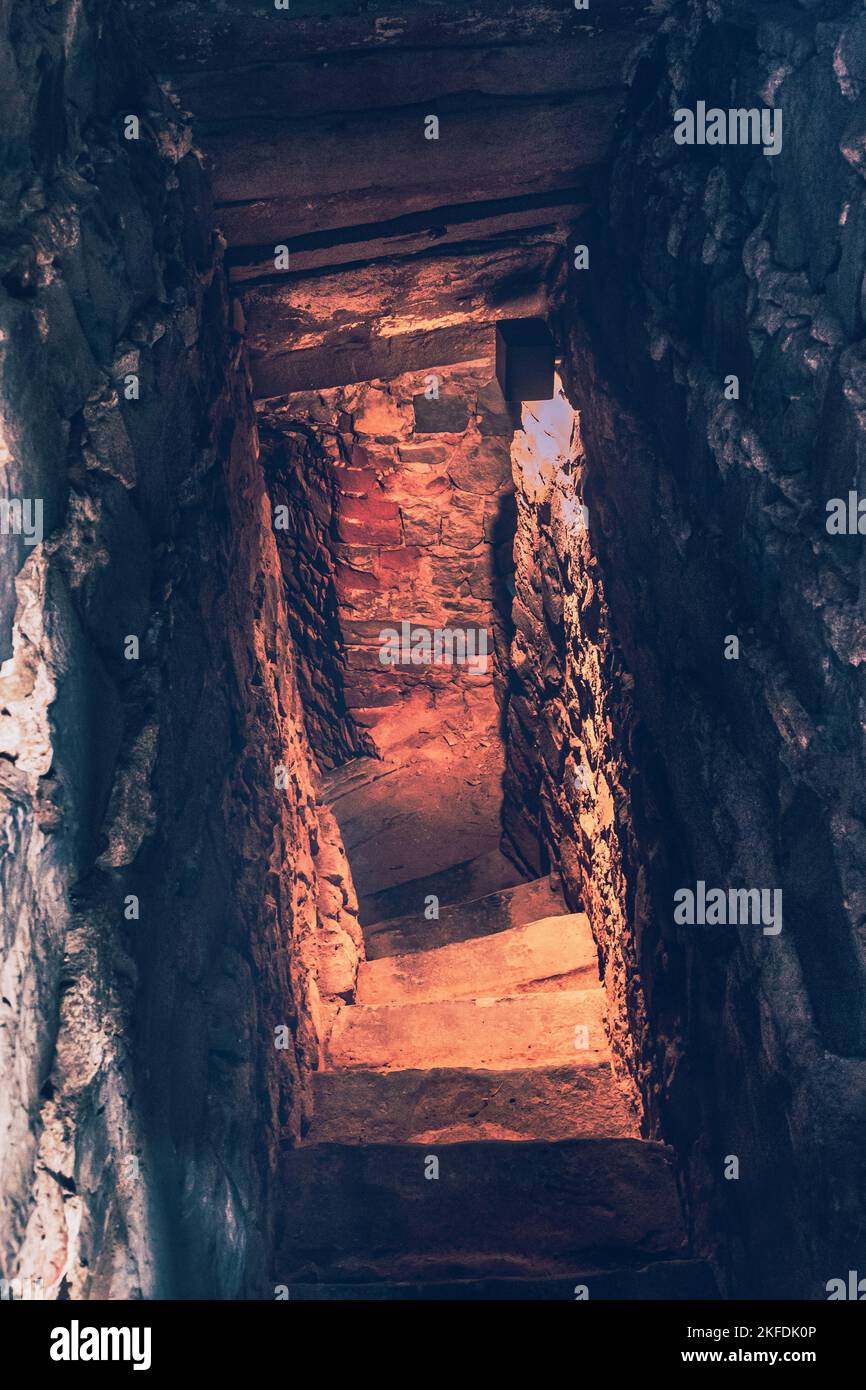 Guardate nel seminterrato. Una scala conduce giù in una camera scura. Catacombe e complessi sotterranei a volta. Foto Stock