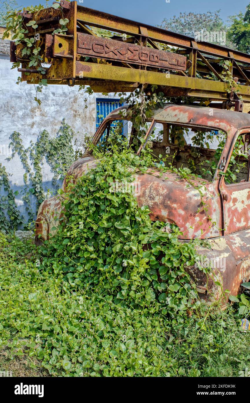 12 19 2014 Old Rusty Fox Mobile Crane coperto con erbaccia Vaishali Hajipur Bihar India Foto Stock