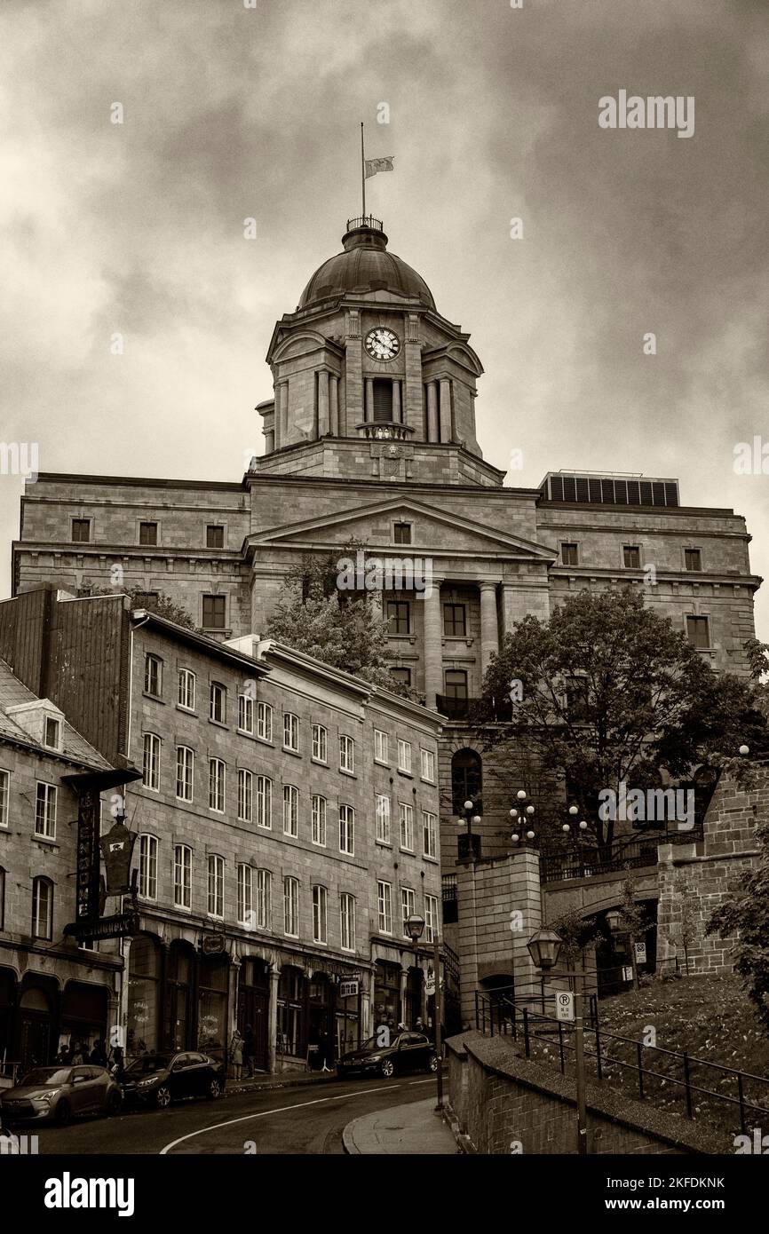 L'edificio dell'Ufficio postale e la porta Prescott vista dalla Cote de la Montagne nel centro storico di Quebec City Foto Stock