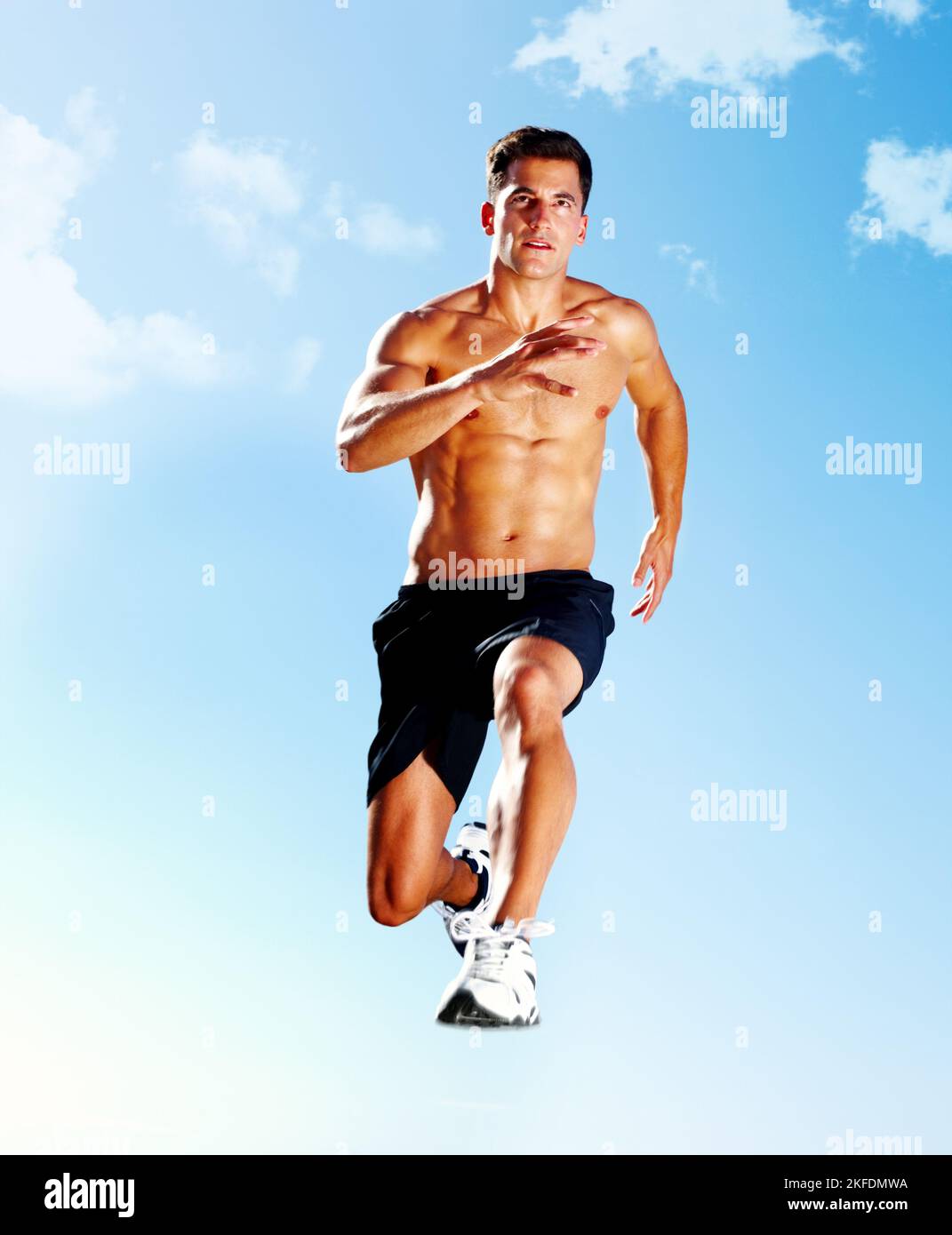 Giovane uomo maschile che salta in aria - Outdoor. Ritratto di un giovane maschile che salta in aria contro il cielo - CopySpace. Foto Stock