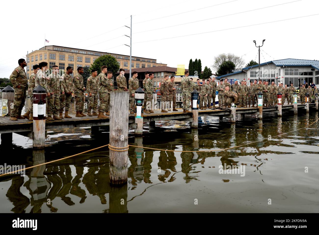 Sabato 10 settembre, nelle acque del fiume Fox, a Oshkosh, Wisconsin, è stata condotta una giornata di addestramento unico per la sopravvivenza dell'acqua da combattimento e il salvataggio dell'acqua da Swift, dai soldati della Compagnia A, 2nd battaglione, 127th reggimento di fanteria, 32nd squadra di combattimento della Brigata di fanteria. Questa rigorosa giornata di allenamento è stata concepita per preparare i soldati della Compagnia A a a rispondere alla chiamata all'ait nelle operazioni domestiche quando necessario. L'evento è il primo addestramento della casa su larga scala della società con tutti i soldati di nuovo insieme dopo molti dispiegamenti e missioni statali negli ultimi anni. (32nd Brigata di fanteria Foto Stock