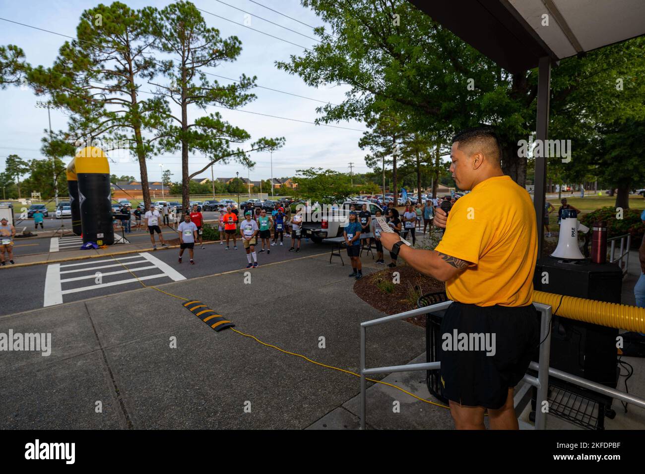 Il colonnello dell'esercito degli Stati Uniti Frankie Cochiaosue, comandante, 733d Mission Support Group Commander, si rivolge a corridori e volontari durante l'annuale Mezza Maratona di Mulberry Island e l'evento 5k Run a Fort Eustis, Virginia, 10 settembre 2022. Foto Stock