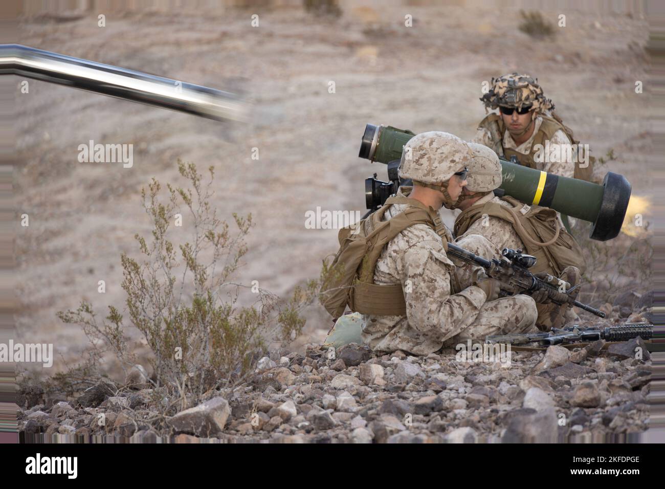 U.S. Marines con 1st battaglione, 7th Marine Regiment, 1st Marine Division, sparare un FGM-148 Javelin durante un battaglione di esercizio sul campo al Marine Corps Air Ground Combat Center Twentynine Palms, California, 10 settembre 2022. Lo scopo dell’esercizio era rafforzare le capacità dell’unità e la sua disponibilità al combattimento. Foto Stock