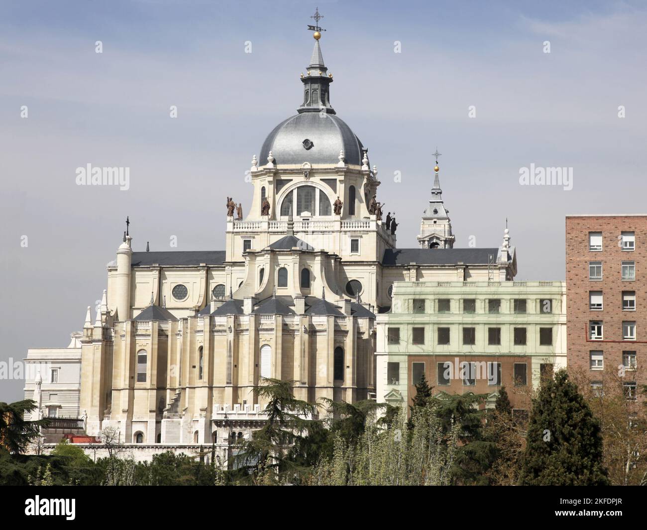 Santa María la Real de la Almudena è una cattedrale cattolica di Madrid adiacente al Palazzo reale. Foto Stock