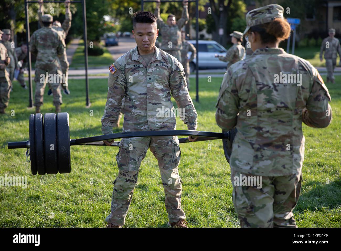 SPC. Tom Hoang assegnato a charlie società 101st segnale battaglione, deadlifts 340 libbre mentre competendo nel 53rd comando miglior guerriero concorrenza (53rd TC BWC) a Front Park, Buffalo, N.Y., 9-11 settembre 2022. Il 53rd TC BWC sfida i soldati di tutto lo stato in eventi come fitness fisico, navigazione terrestre, compiti guerrieri e qualificazione delle armi. Foto Stock