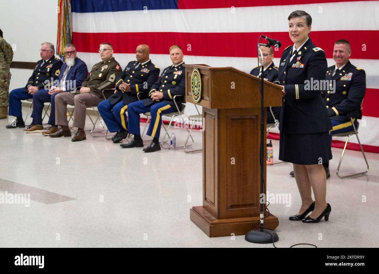 Beth Sweet, 75th Innovation Command, ringrazia la sua famiglia, gli amici e i membri del 75th Innovation Command durante una cerimonia di ritiro congiunta presso la sede centrale 75th di Houston, 10 settembre. Sweet, che parla tre lingue, è il vicedirettore dell'Ufficio per le fenomenologie avanzate presso l'Agenzia Nazionale Geospaziale-Intelligence. Foto Stock