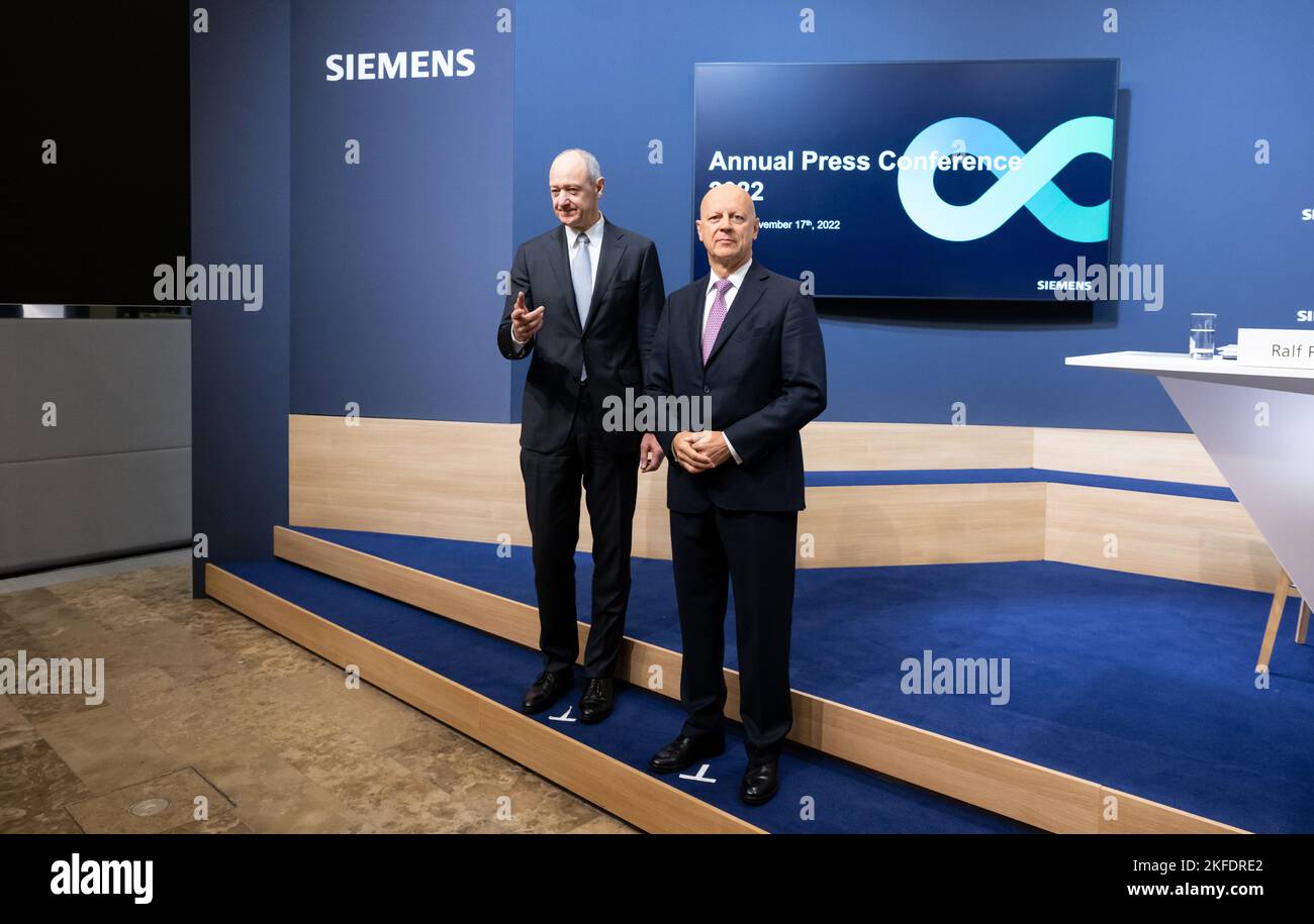 Monaco, Germania. 17th Nov 2022. Roland Busch (l), Presidente e CEO di Siemens AG, e Ralf P. Thomas, CFO di Siemens AG, si riuniscono per una foto prima dell'inizio della conferenza stampa annuale di Siemens. Credit: Sven Hoppe/dpa/Alamy Live News Foto Stock