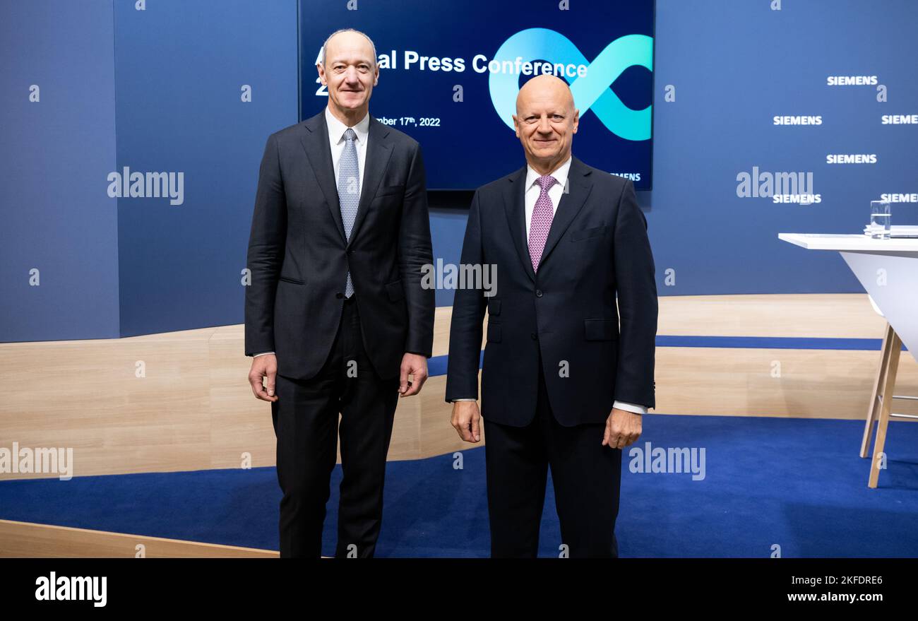 Monaco, Germania. 17th Nov 2022. Roland Busch (l), Presidente e CEO di Siemens AG, e Ralf P. Thomas, CFO di Siemens AG, si riuniscono per una foto prima dell'inizio della conferenza stampa annuale di Siemens. Credit: Sven Hoppe/dpa/Alamy Live News Foto Stock