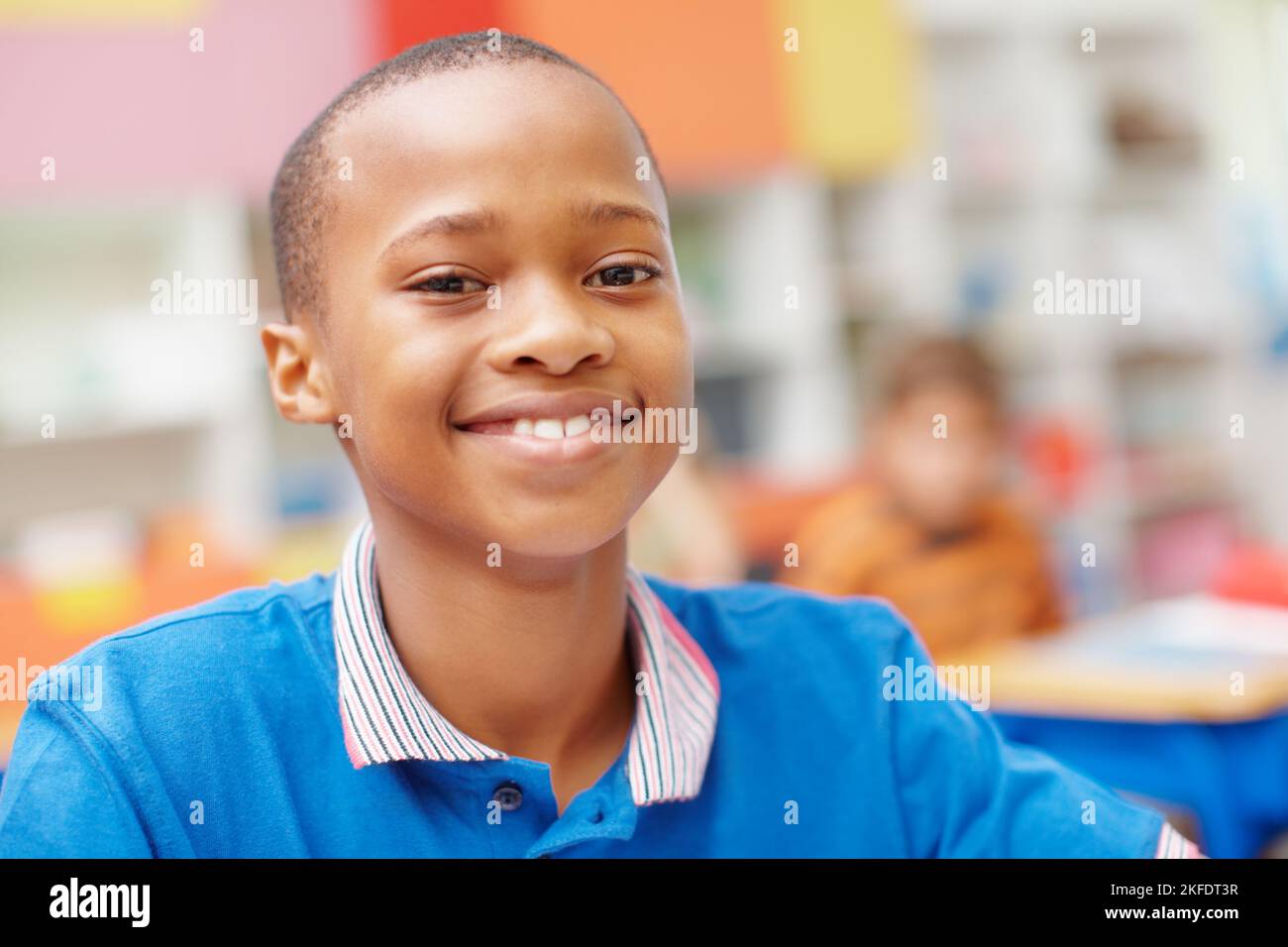 Quando youre fiero della vostra scuola - Learnings facile. Ritratto di giovane afro-americano studente sorridente con fiducia a voi accanto al copyspace. Foto Stock