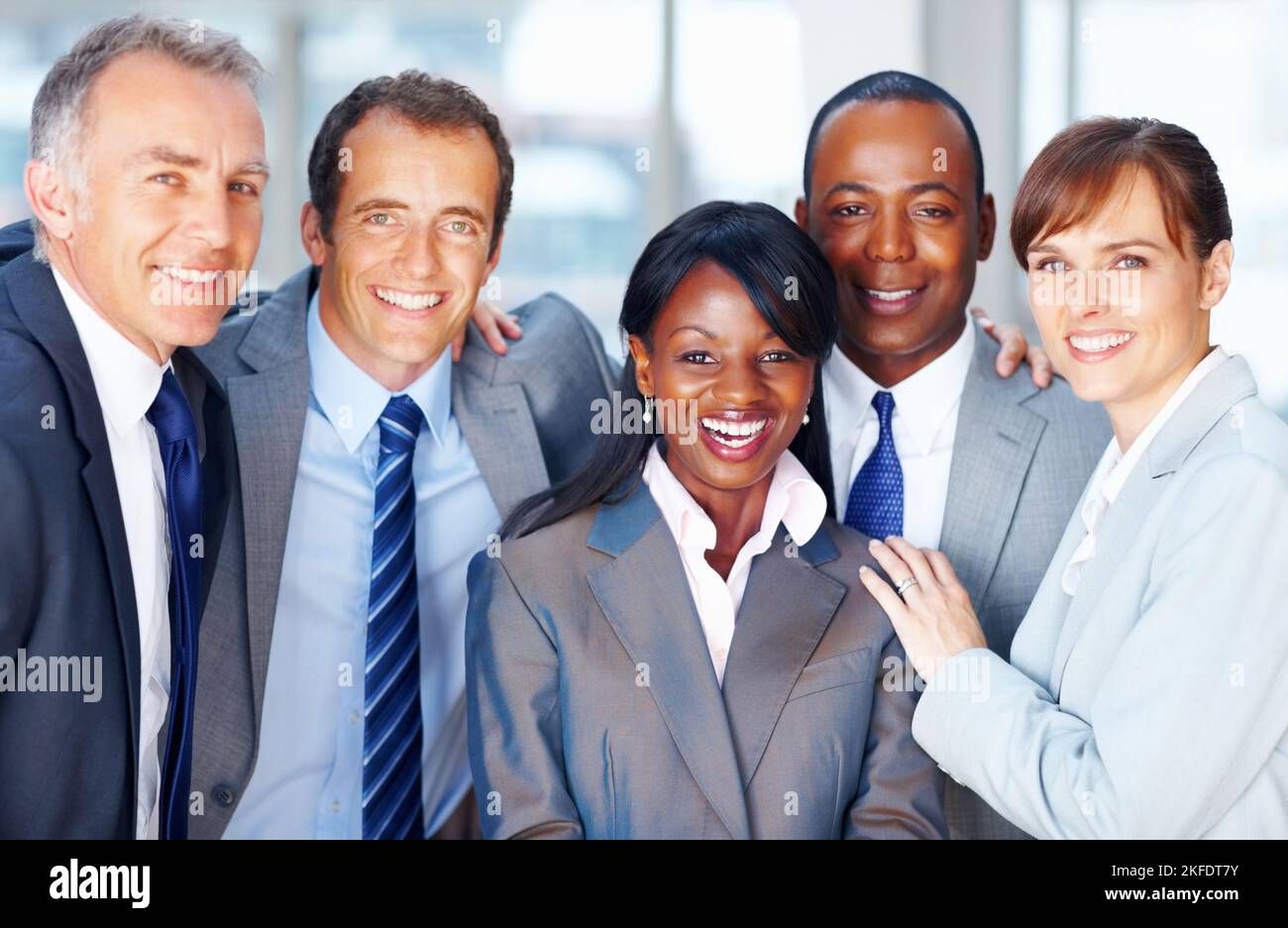 Diversi gruppi aziendali sorridenti insieme. Primo piano ritratto di diversi gruppi di imprese sorridendo insieme. Foto Stock