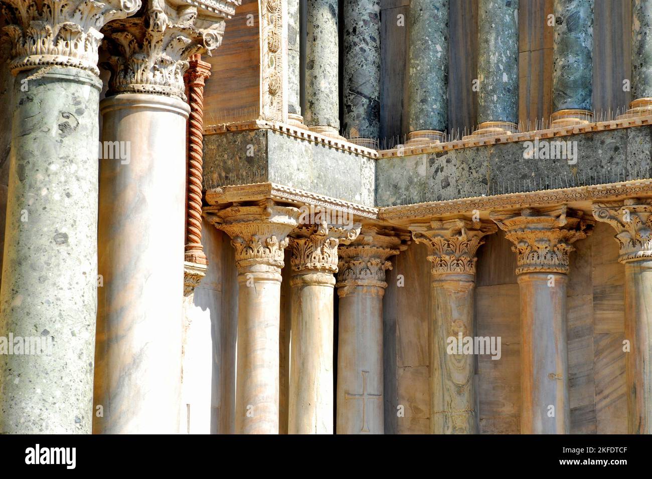 Dettagli esterni di St. Basilica di Marco, Patrimonio dell'Umanità dell'UNESCO, Venezia, Italia, Europa Foto Stock