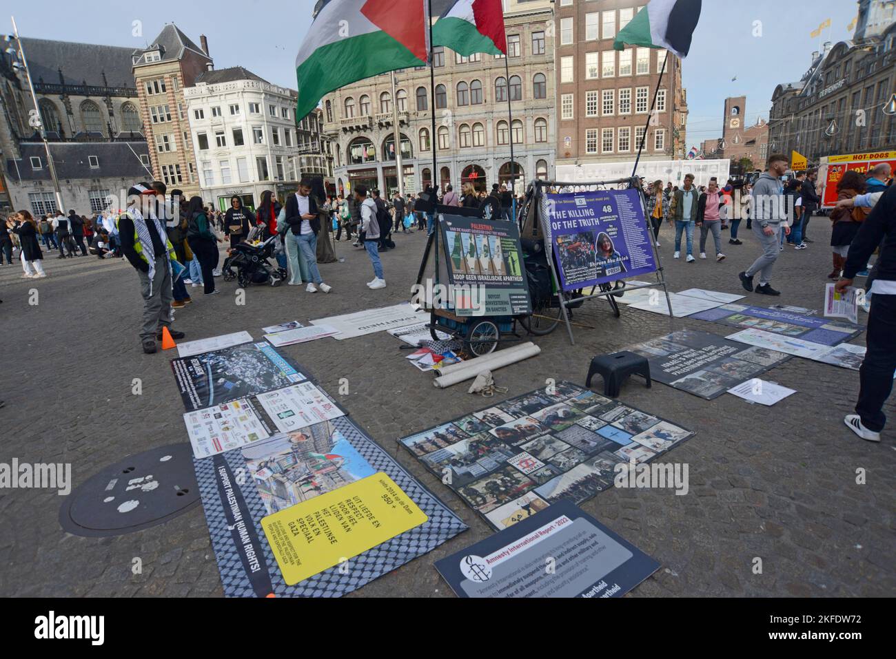 Attivisti per i diritti palestinesi e la patria con una mostra, cartelloni e striscioni in Piazza Dam, centro città, Amsterdam, ottobre 2022 Foto Stock