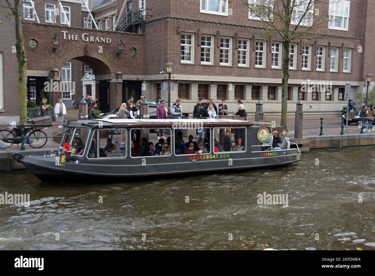 Persone sulla Smoke Boat, una barca turistica di cannabis sul canale di Amsterdam, Paesi Bassi Foto Stock
