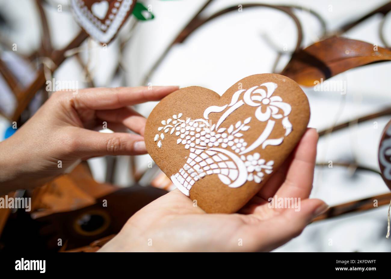 Pan di zenzero decorato presentato nel palmo della mano. Prodotti fatti in casa, vacanze. Foto Stock