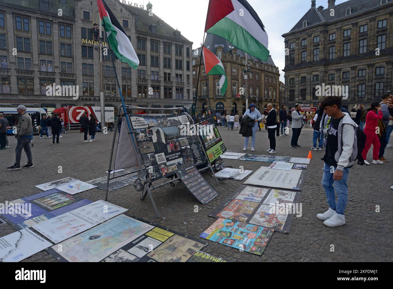 Attivisti per i diritti palestinesi e la patria con una mostra, cartelloni e striscioni in Piazza Dam, centro città, Amsterdam, ottobre 2022 Foto Stock