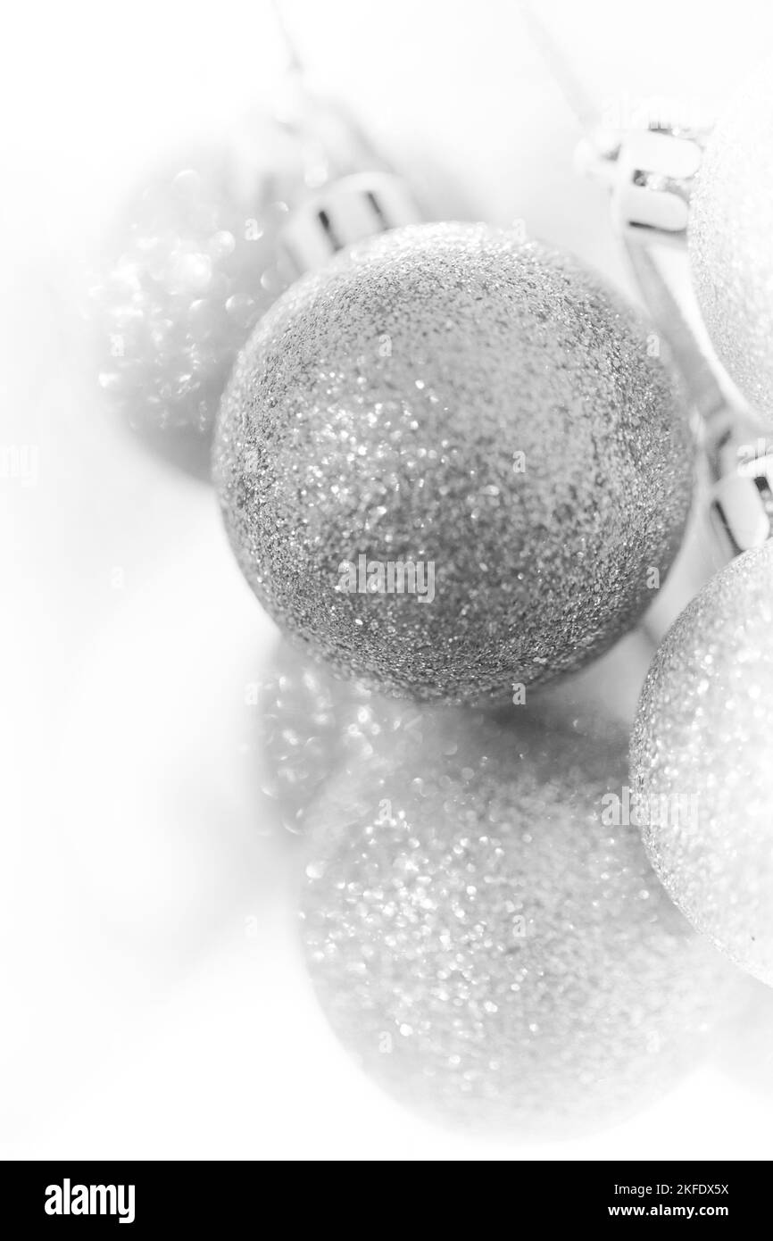 Decorazioni natalizie, Argento palla di natale isolato su bianco Foto Stock