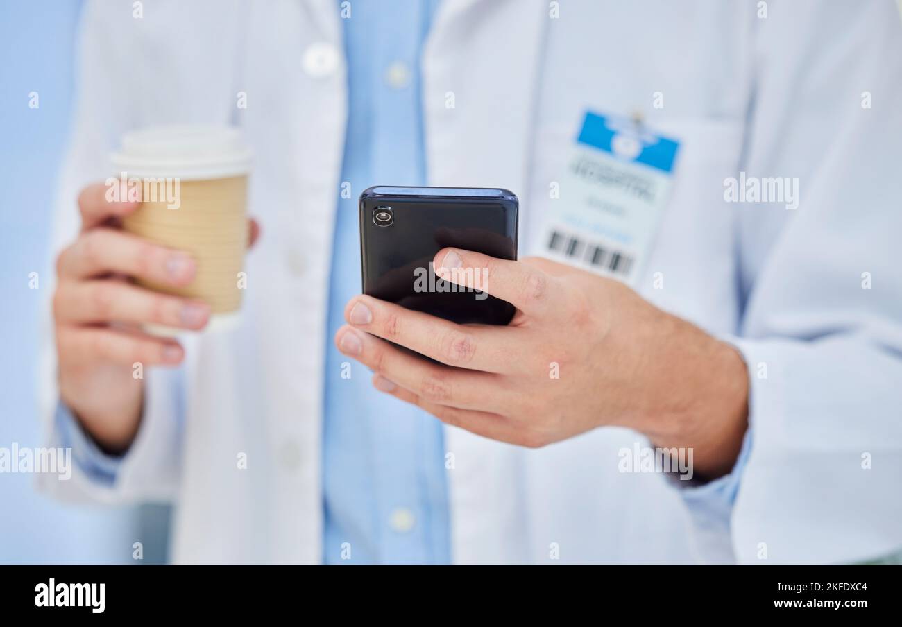 Medico, pausa caffè e tazza, tecnologia per smartphone e app mobile, notifica di lettura e connessione in ospedale. Mani degli operatori sanitari, bere Foto Stock