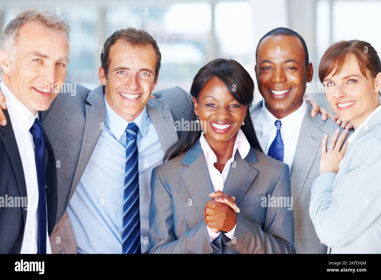 Team aziendale multietnico di successo sorridente. Primo piano ritratto di successo multi-etnico business team sorridente. Foto Stock