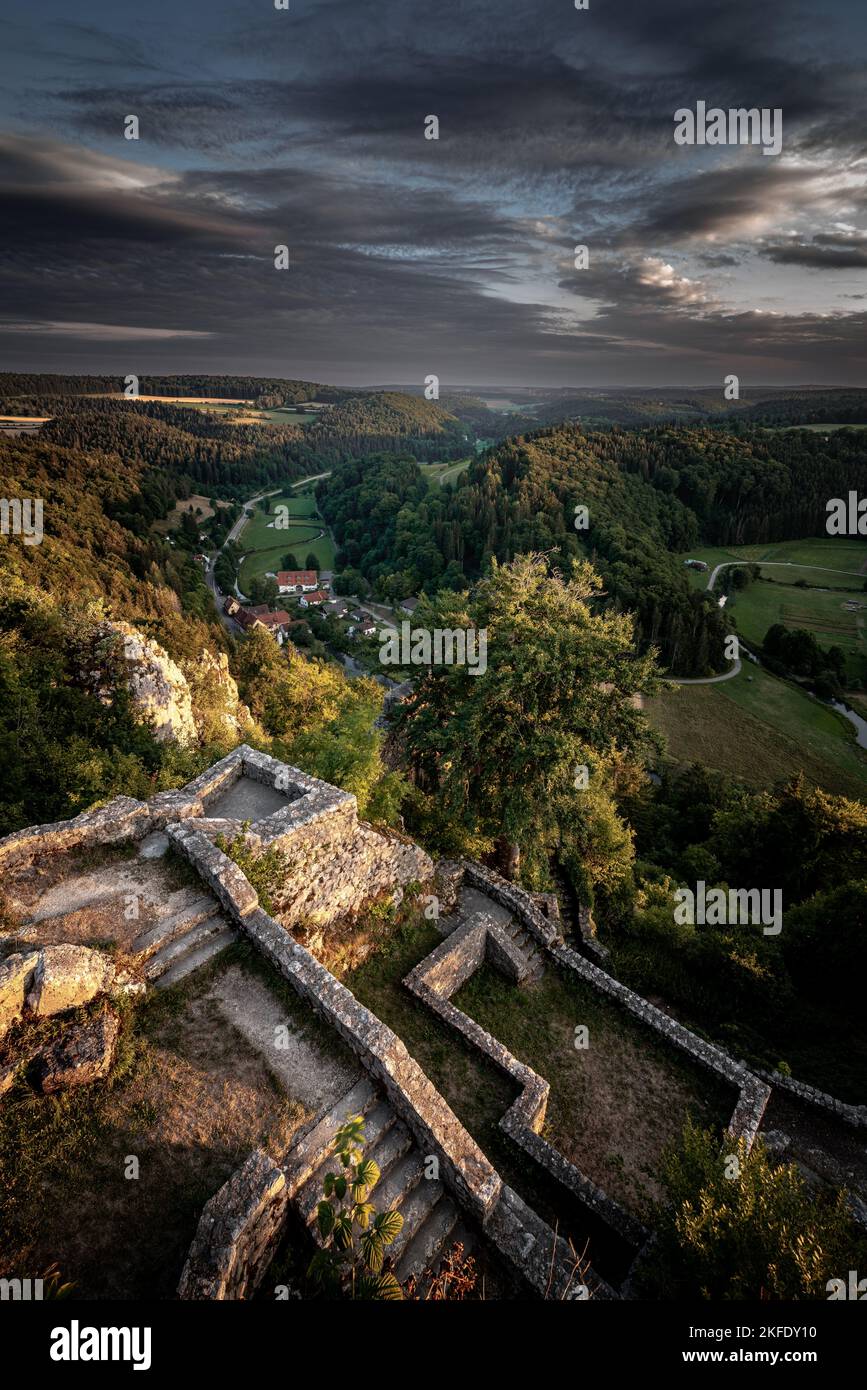 Una verticale delle scale del castello di Burg Hohengundelfingen e la natura sottostante a Munsingen, Germania Foto Stock