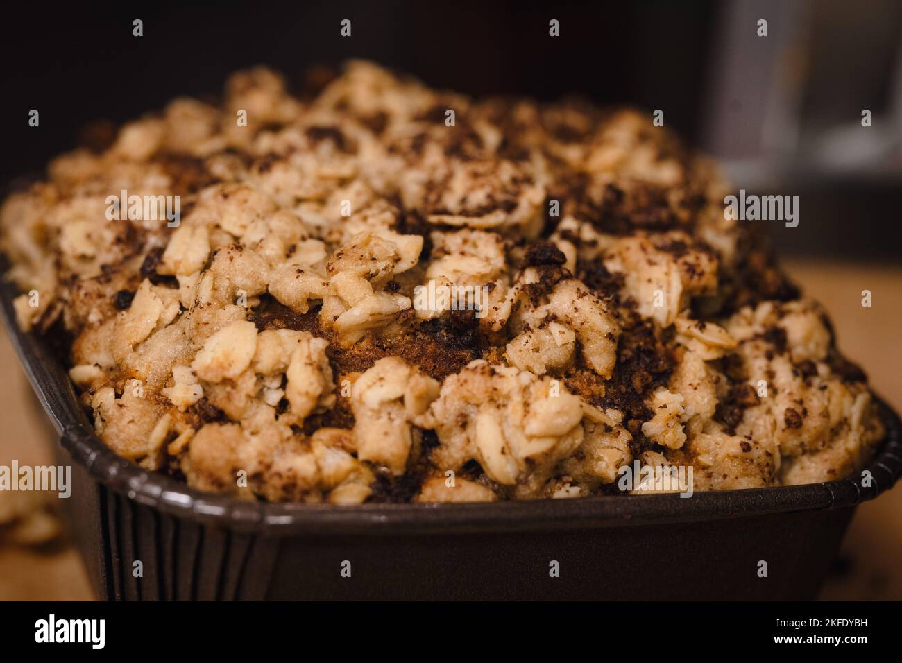 Una torta senza glutine attende il suo turno nel forno Foto Stock