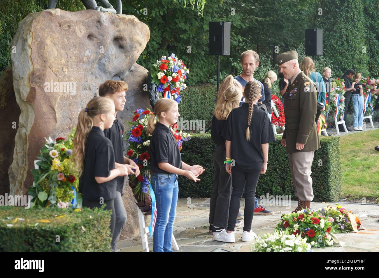 Col. Ed Matthaidess comandante di 2nd Brigade Combat Team, 101st Airborne Division (Air Assault) discute l'importanza dell'operazione 'MARKET GARDEN' con alcuni dei bambini locali dopo la cerimonia commemorativa, Commemorare il 78th° anniversario dell'operazione 'MARKET GARDEN' e onorare e ricordare le coraggiose azioni degli uomini che hanno combattuto per liberare l'Olanda dall'occupazione tedesca nazista durante la seconda guerra mondiale a Veghel, Olanda, 11 settembre 2022. Foto Stock