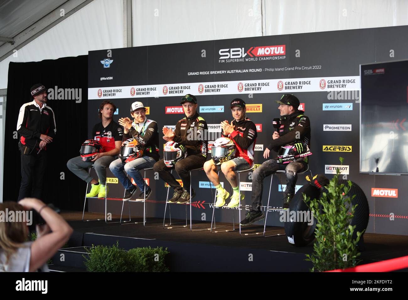 Victoria, Australia. 18th Nov 2022. Piloti Nickolo Bulega WSSP ( Aruba IT Racing ) (L) Phillip otto (Ducati Pengale VAR team, Jonathan Rea (GBR) corse per il Kawasaki Racing Team WorldSBK, Alvaro Bautista (ESP) corse per Aruba.it Racing, Alex Lowes (GBR)Racing per il Kawasaki Racing Team WorldSBK (R) interagisci e rispondi alle domande della folla durante lo show di Padock durante il Grand Ridge Round australiano 2022 del Campionato Mondiale Motul FIM Superbike 2022 a Phillip Island, Australia il 18 2022 novembre - Image Credit: brett keating/Alamy Live News Foto Stock