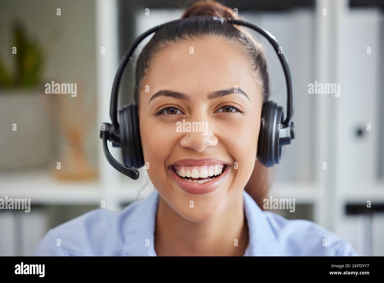 Call center, servizio clienti e viso femminile, consulenza e assistenza per soluzioni, telemarketing o agenzia di comunicazione. Ritratto di vendite felici Foto Stock