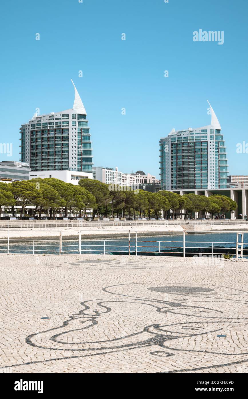 Esposizione di Lisbona. Torri gemelle residenziali a Parque das Nações, Parco delle Nazioni a Lisbona, Portogallo. Sito dell'esposizione mondiale di Lisbona del 1998. Foto Stock