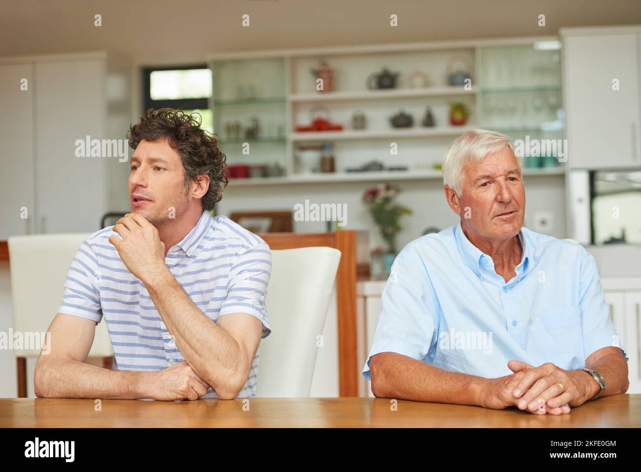 Theyve ha avuto alcuni problemi. Un uomo e suo padre che sperimentano difficoltà di rapporto. Foto Stock