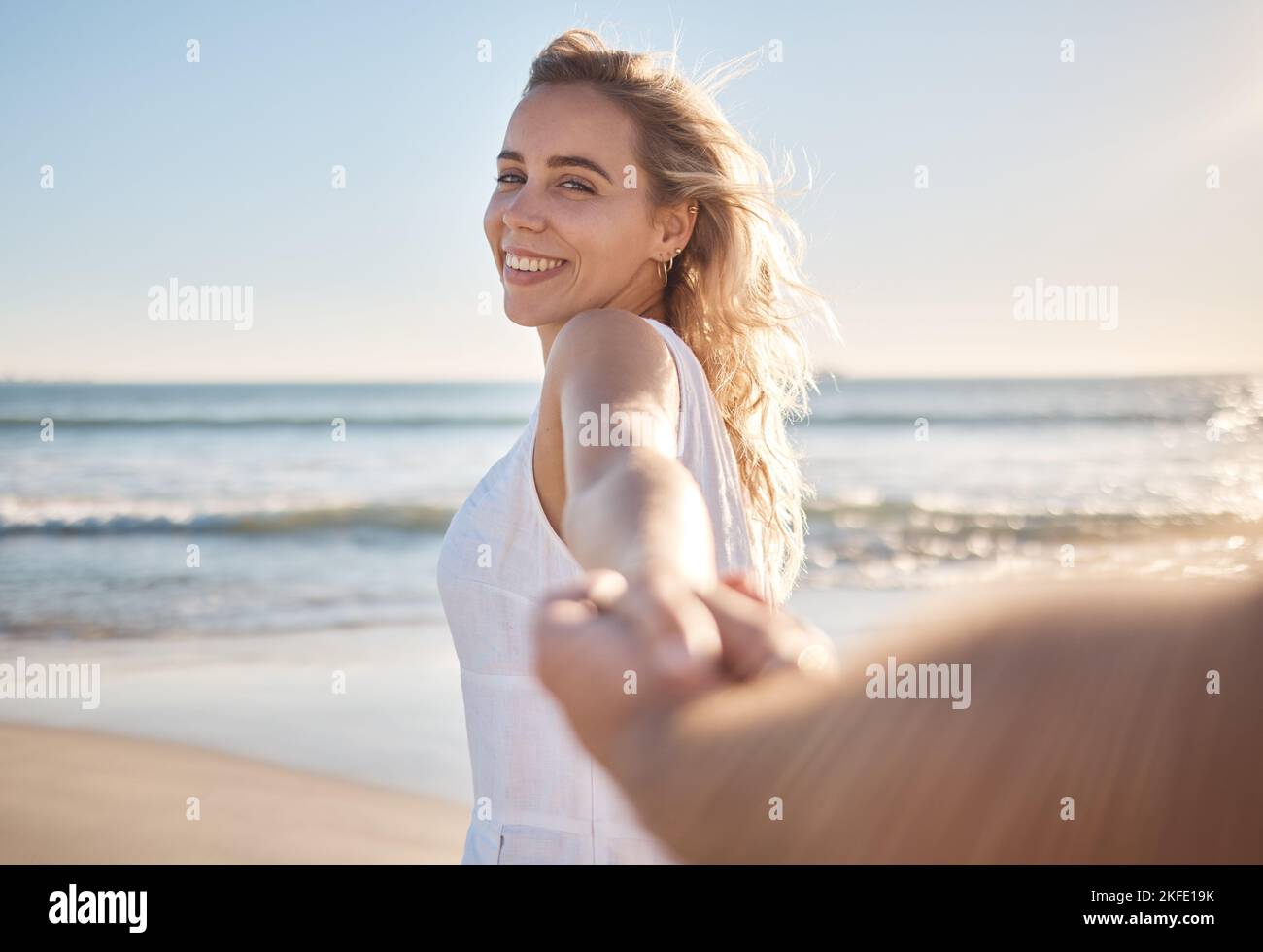 Ritratto d'amore, donna pov e tenendo le mani sulla spiaggia e felice rapporto, anniversario e abbraccio mentre in vacanza insieme. Romanticismo, uomo e donna Foto Stock