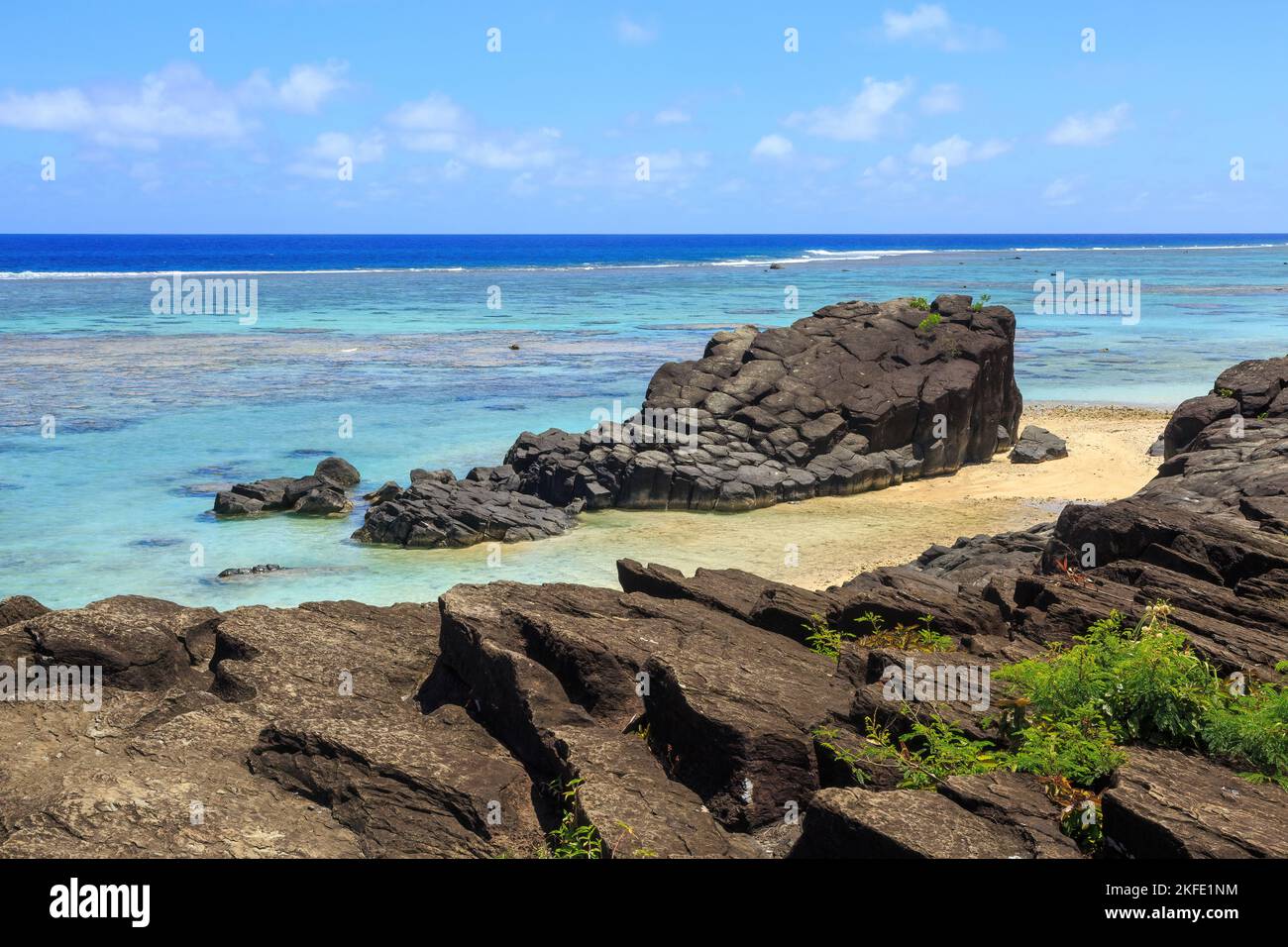 La roccia nera, una formazione di lava basaltica su una spiaggia a Rarotonga, Isole Cook. Secondo la leggenda, gli spiriti partono da qui all'aldilà Foto Stock