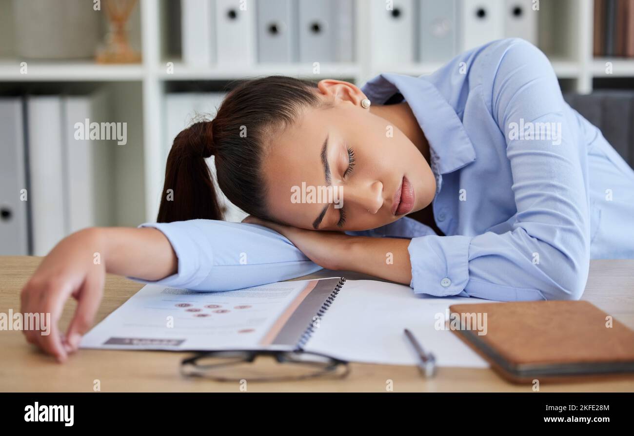 Donna d'affari, burnout e stanco mentre dorme sulla scrivania, fatica e fallire con errore, la salute mentale in ufficio. Depressione, imprenditore e sonno Foto Stock