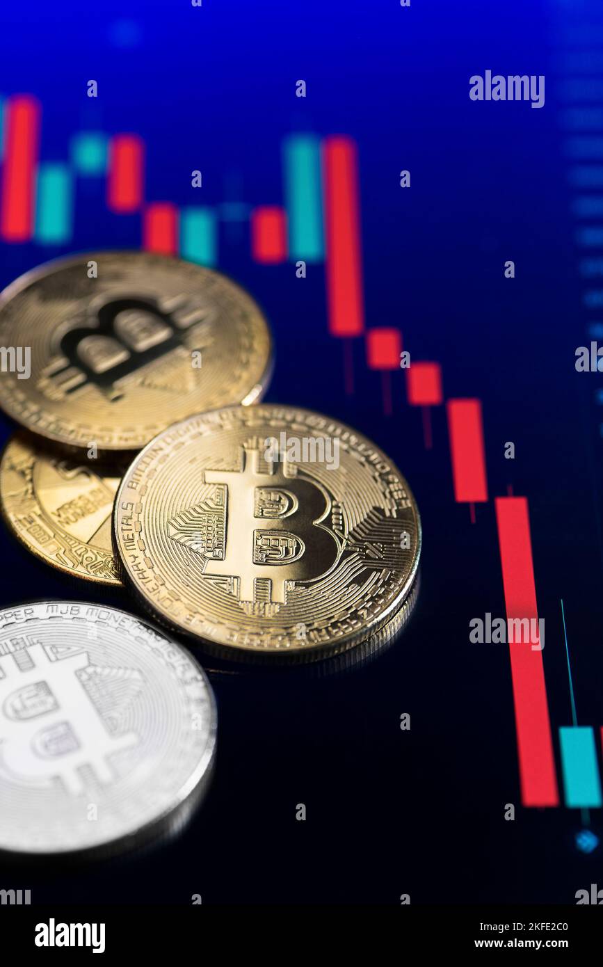 Le monete con il logo bitcoin cadono al mercato dell'orso. Risucchio del leader criptovaluta Bitcoin BTC nel trading. La valuta digitale decentrata è diminuita. Crypto col Foto Stock