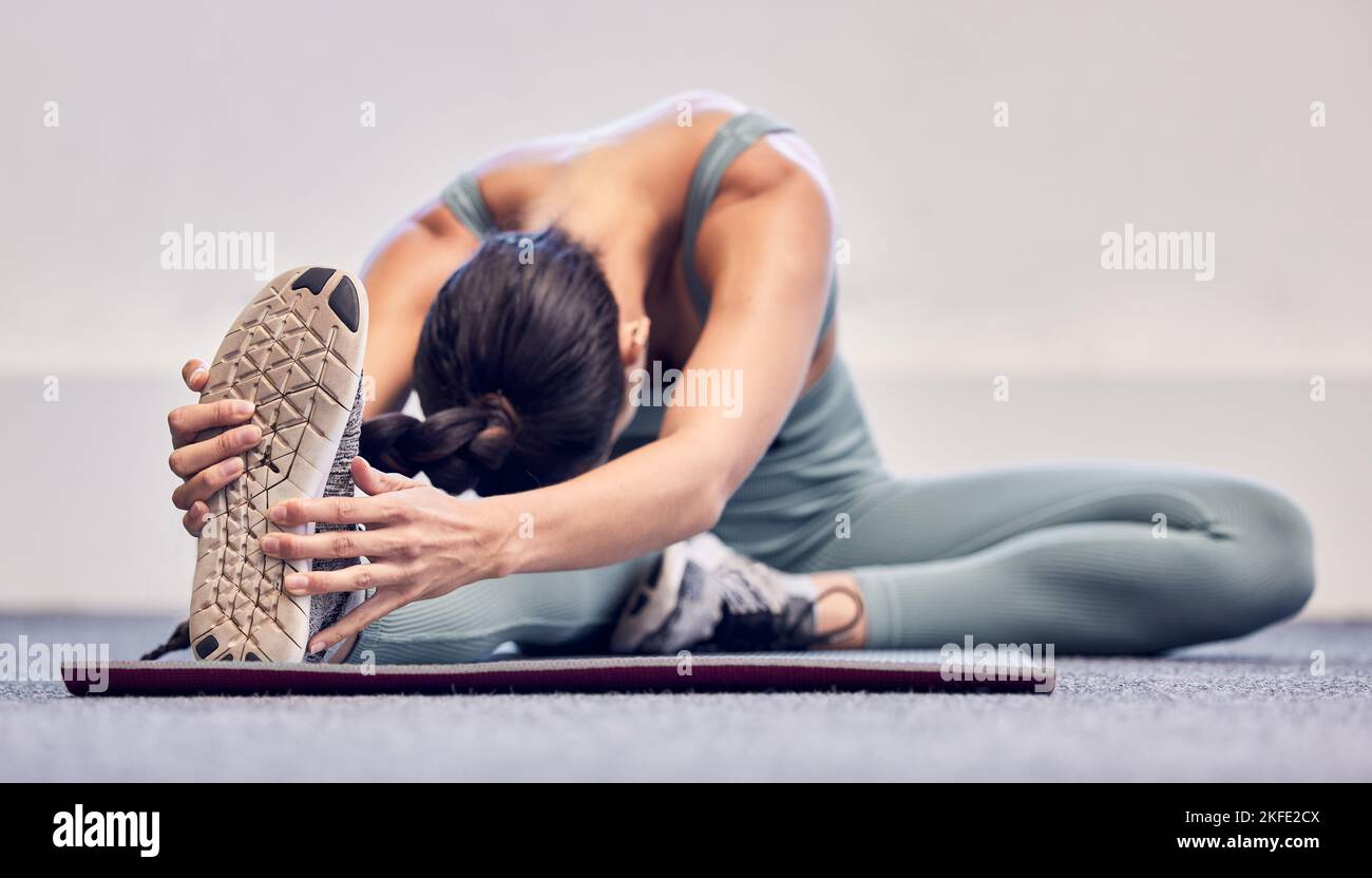 Donna, fitness o gambe stretching sul tappetino in palestra allenamento, allenamento o esercizio per il sollievo muscolare, rilascio di tensione o benessere del corpo. Sport Foto Stock