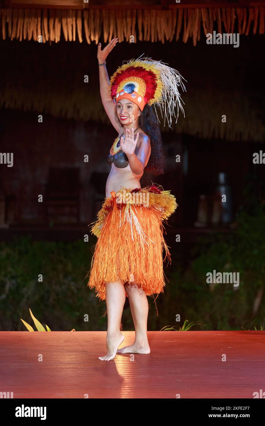 Una ballerina polinesiana femminile in un headdress tradizionale si esibisce in uno spettacolo culturale notturno. Rarotonga, Isole Cook Foto Stock