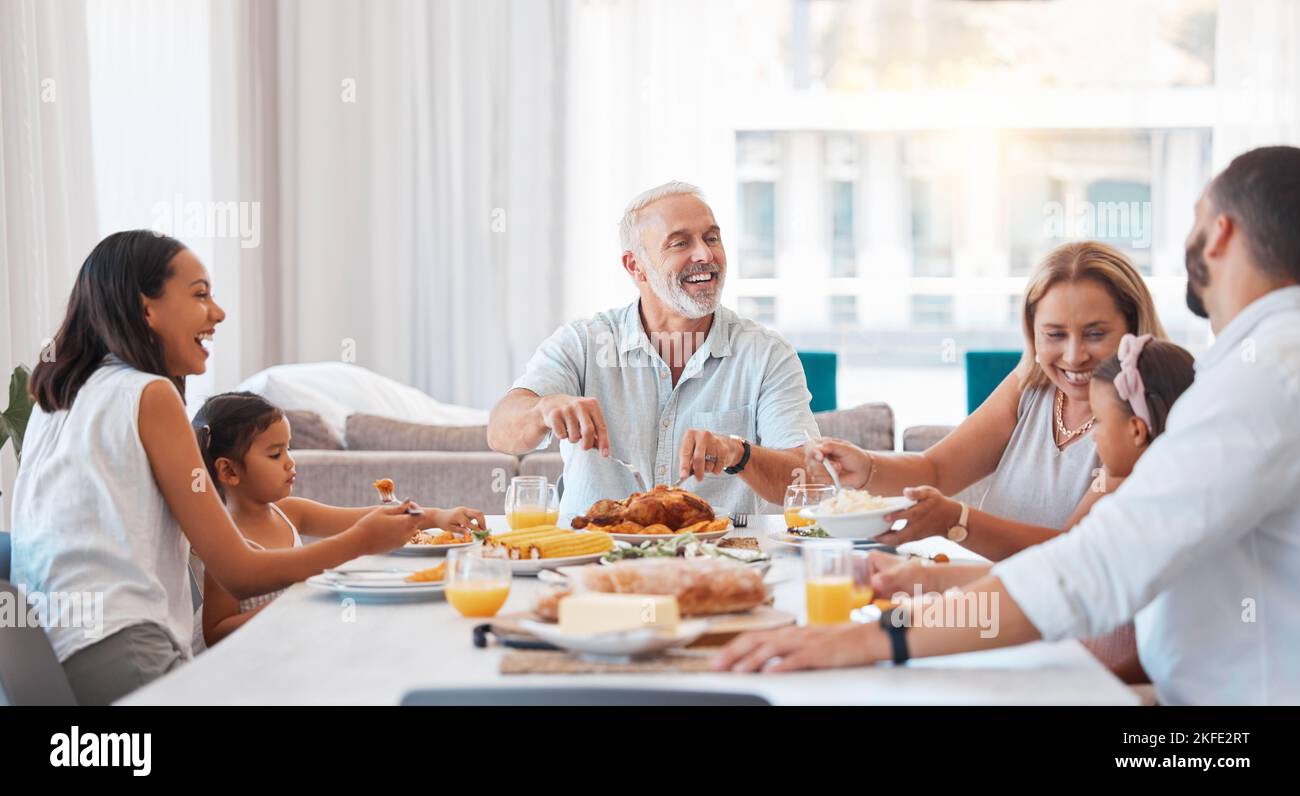 Famiglia, felice e mangiare insieme con cibo e bevande sul tavolo, celebrare le vacanze o anniversario e sala da pranzo. Amore, celebrazione e nutrizione Foto Stock