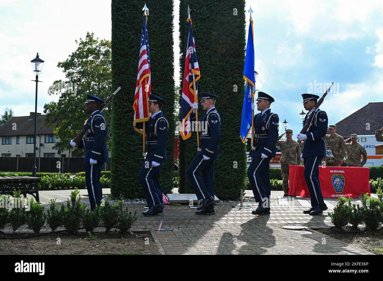 Royal Air Force Mildenhall Honor Guard Airmen presenta i colori all'apertura della cerimonia commemorativa del 9/11 su RAF Mildenhall, Inghilterra, 11 settembre 2022. Componenti di RAF Lakenheath e RAF Feltwell si sono Uniti al Team Mildenhall in ricordo delle vite perse 21 anni fa. Foto Stock