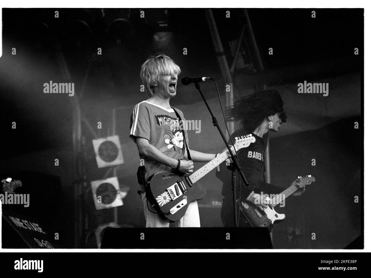 RADIOHEAD, FIRST GLASTONBURY, 1994: Un giovane Thom Yorke dei Radiohead durante la prima apparizione della band al Glastonbury Festival sul NME Stage, giugno 26 1994, Pilton Farm, Inghilterra. La band ha debuttato canzoni dal loro prossimo album classico Bends durante questo set. Fotografia: Rob Watkins Foto Stock