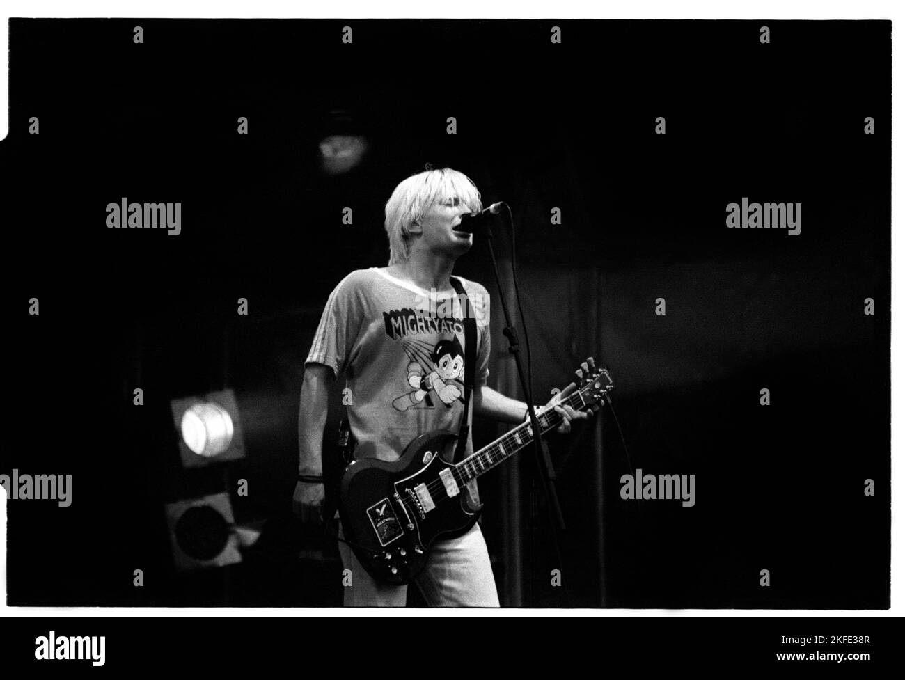 RADIOHEAD, FIRST GLASTONBURY, 1994: Un giovane Thom Yorke dei Radiohead durante la prima apparizione della band al Glastonbury Festival sul NME Stage, giugno 26 1994, Pilton Farm, Inghilterra. La band ha debuttato canzoni dal loro prossimo album classico Bends durante questo set. Fotografia: Rob Watkins Foto Stock